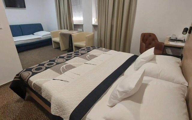 Hotel Avion