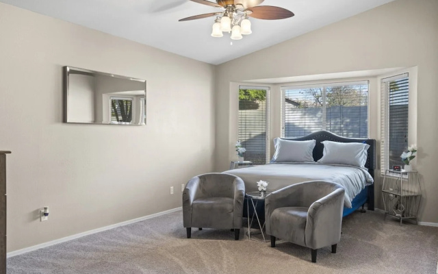 Cozy Hidden Gem - 3BR - 1Den w Backyard