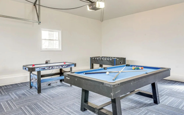 Chic Coolbaugh Township Getaway w/ Hot Tub!