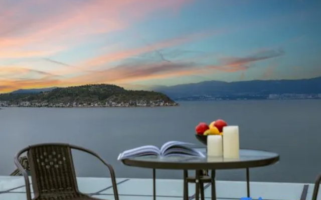 Erhai No.1 | Seaview Azure Skywalk Vacation Boutique Stay (Dali Haidong Town Ideal City) – Outside – Dali