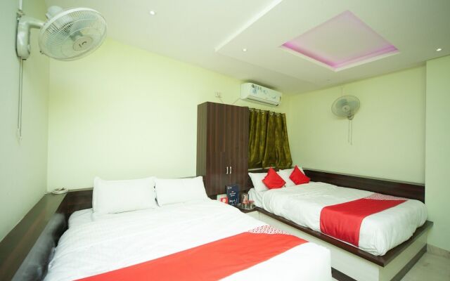 OYO 27032 Sri Kumaran Residency