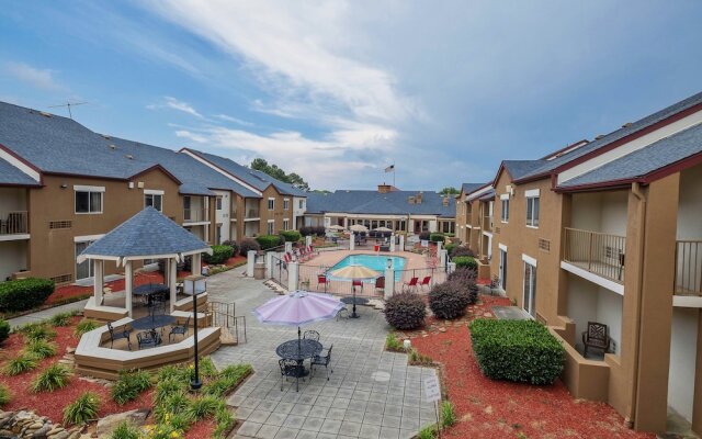 Red Roof Inn PLUS+ & Suites Knoxville West-Cedar Bluff