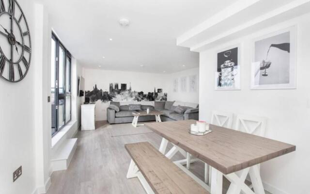 2 Bedroom Penthouse - large balcony - Minster view
