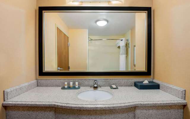 La Quinta Inn & Suites by Wyndham Bel Air/I-95 Exit 77A