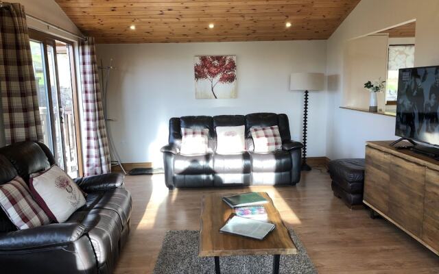 Kingfisher Lodge With Hot Tub Near Cupar, Fife