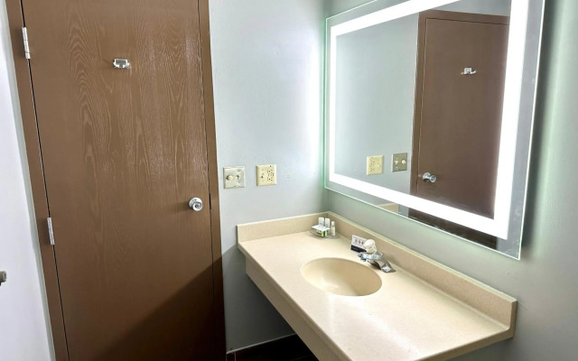 AmericInn & Suites By Wyndham Baraboo Event Center