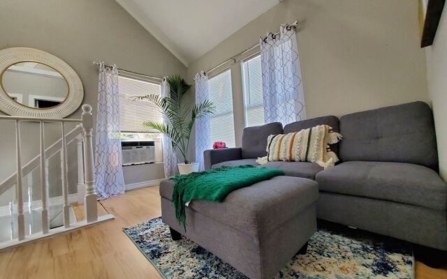 Wonderful Getaway Houston 2BR w/Balcony Views