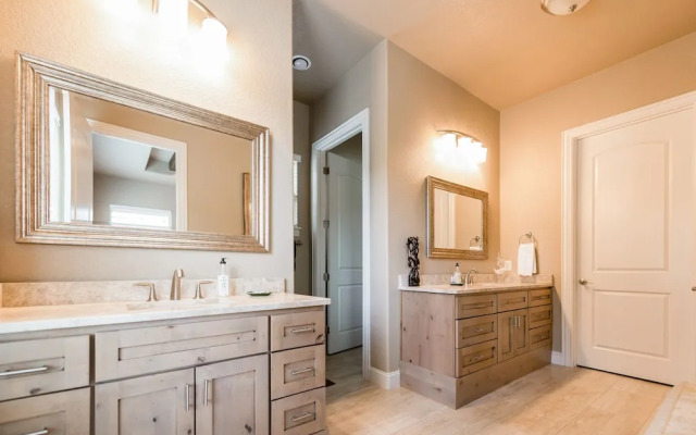 All-suite Century Oak House - Walk To Hidden Falls 2 Bedroom Home - фото 4