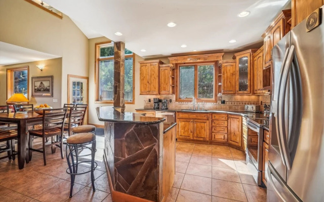 High Point Lodge 5 Bedroom Home by RedAwning