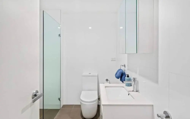 Central Modern 1 Bedroom With Air-con Balcony