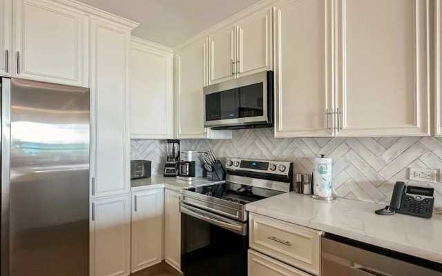 Luxury Ocean View Condo w Huge Deck