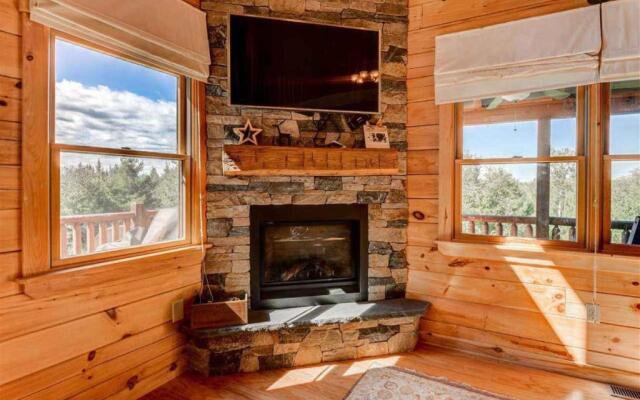 OE Beautiful modern log home on 17 acres, private, views, fire pit, Ping Pong, AC