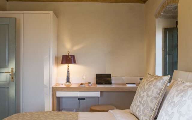 Moni Emvasis Luxury Suites