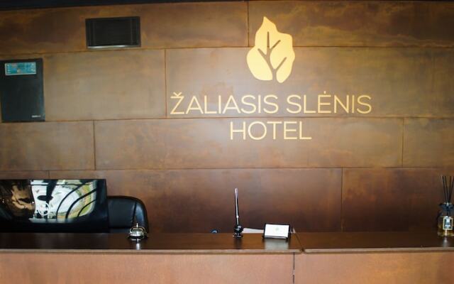Zaliasis slenis - Self check-in hotel