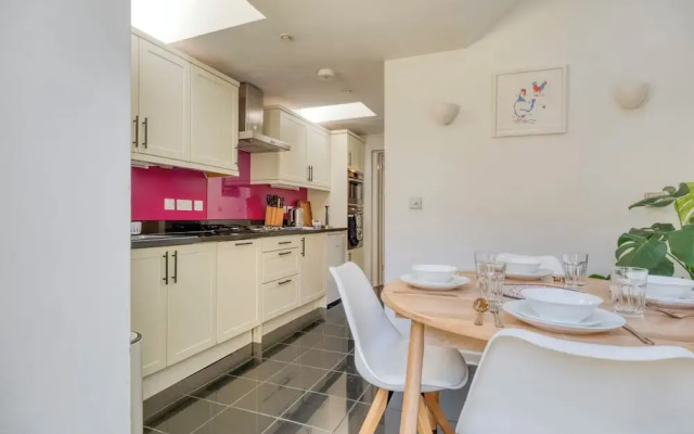 Stylish 2BD with Private Garden & Sauna