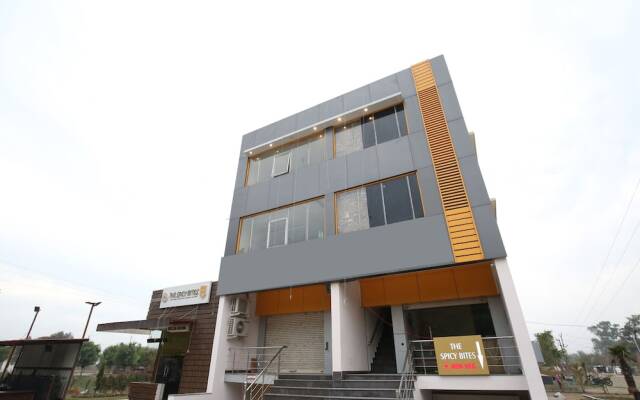 OYO 27743 Hotel Platina
