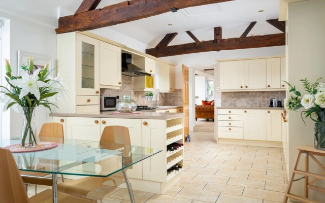 Cotswold Barn Conversion With Private Hot Tub