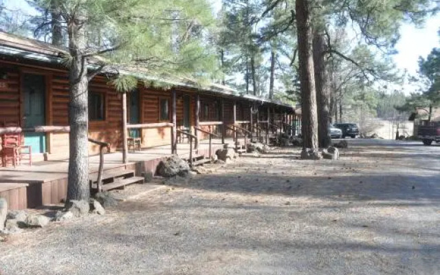 Nine Pines Motel