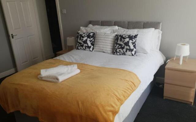 Gateshead's Amethyst 3 Bedroom Apt, Sleeps 6 Guests