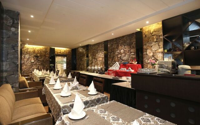 OYO 9736 Hotel Downtown Suites