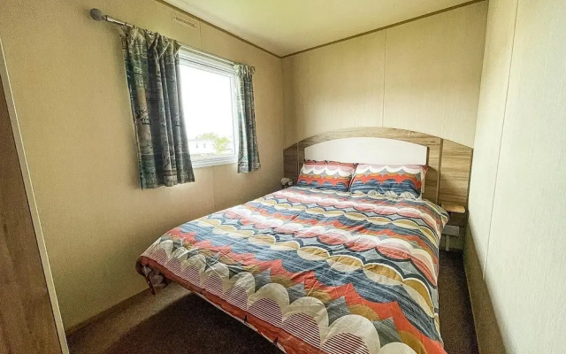 Caravansleeps8-hottub-fireplace-garden-patio