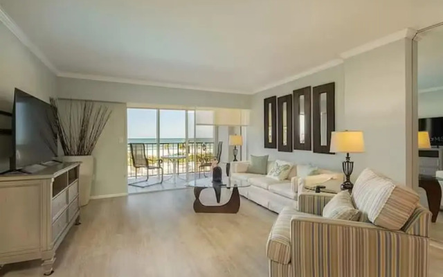 Siesta Beach Retreat Poolside 2BR Condo