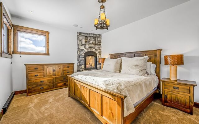 Inuksuk Lodge 4800 sq ft of Excellence