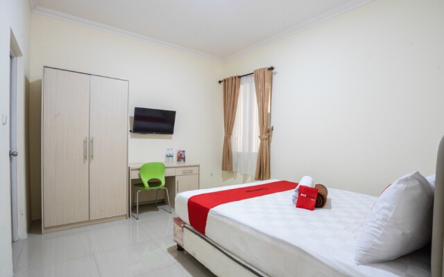RedDoorz Plus near Siloam Karawaci