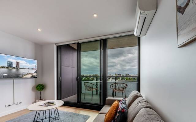 Melbourne Private Apartments - Collins Wharf Waterfront, Docklands