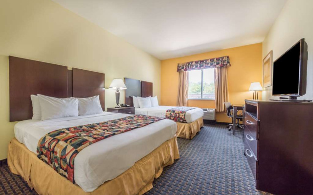 Days Inn & Suites Cleburne TX