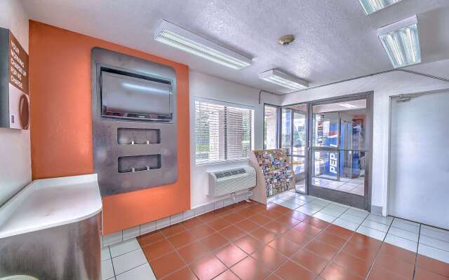 Motel 6 San Antonio, TX - Fiesta