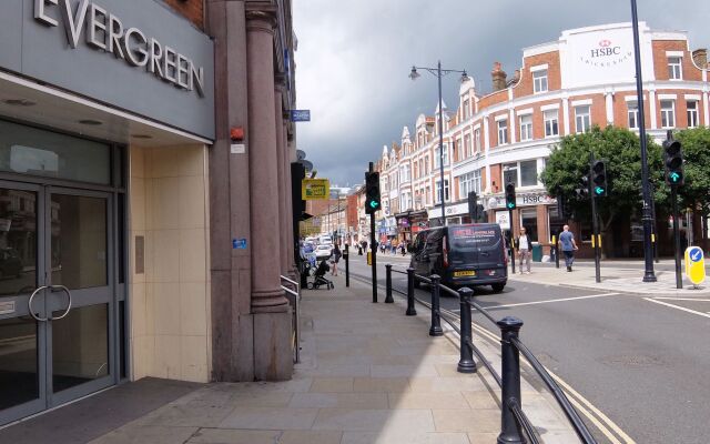 Twickenham Evergreen House by Vantage Apartments