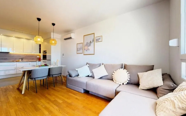 Mika's 2-Bedroom Seaview Flat & Parking