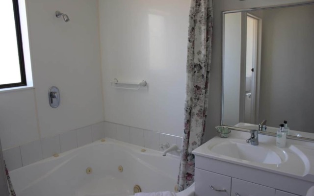 193 Aorangi Manor Motel