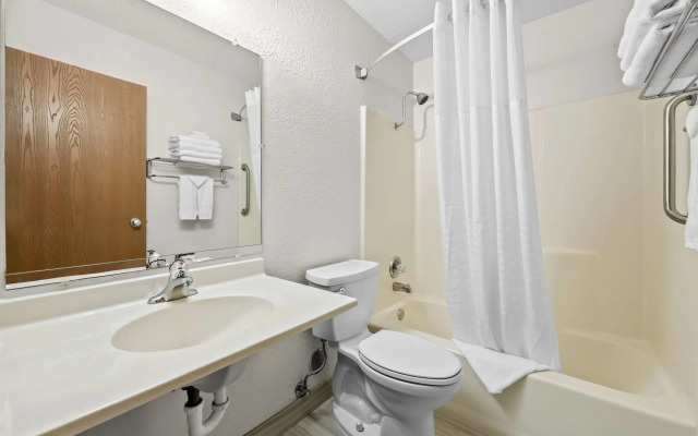 Super 8 by Wyndham Alexandria MN