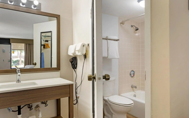 Quality Inn & Suites St Augustine Beach Area