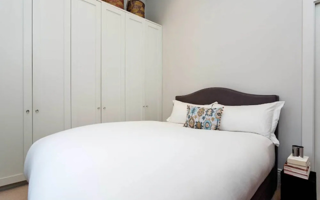 Modernist Beauty on Palace Court