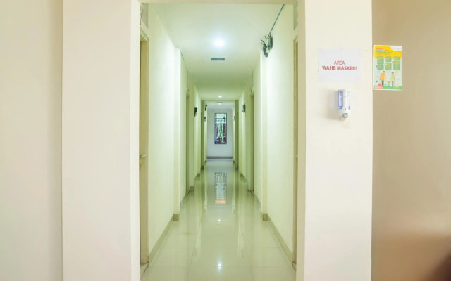 RedDoorz Plus near UPN Veteran Jakarta