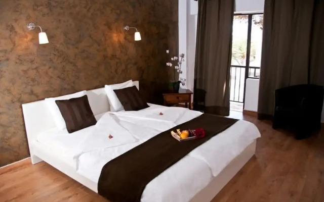 Seven Hostal & Spa