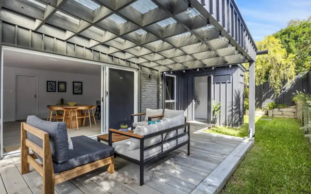 Trendy 2-bed Home With Outdoor Entertainment