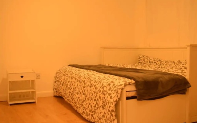 2 Bedroom Apartment in White City