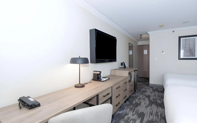 Sandman Signature Toronto Airport Hotel