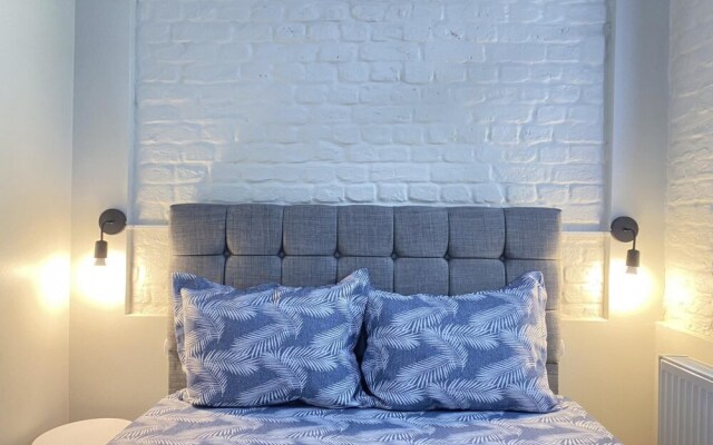 Flat With Balcony Near Flower Passage in Beyoglu