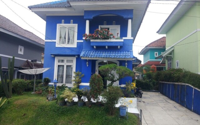 Villa Abdi Cipanas with Swimming Pool