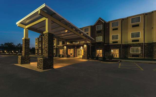 La Quinta Inn & Suites by Wyndham Collinsville - St. Louis