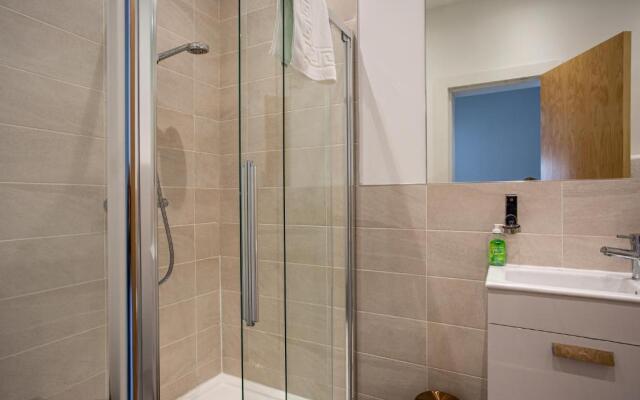 Modern Luxury Apartment, Sleeps 6, Best Location