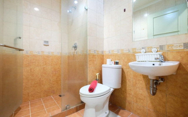 Modern 2Br at City Home Apartment with Sofa Bed Near Moi – Bathroom – Jakarta