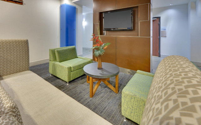 Holiday Inn Express & Suites Denton North by IHG