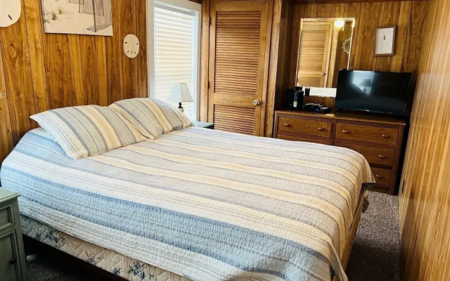 Hidden Treasure 2 Bedroom Home by RedAwning