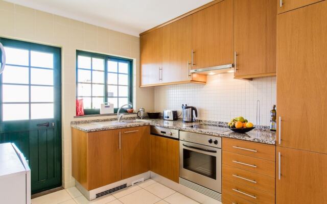 Central Albufeira 2-B Apt, Sleeps 6, Pool, Parking